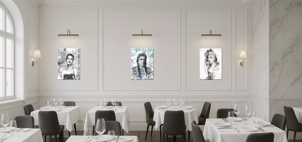 Salón de un restaurante moderno con ambiente elegante y tres retratos contemporáneos en la pared.